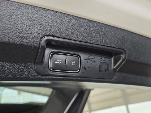 Used 2021 Ford Explorer XLT w/ Equipment Group 202A RWD image 13