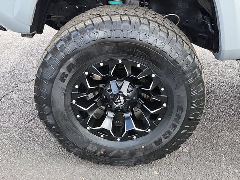 Used 2019 Toyota Tacoma TRD Sport w/ Technology Package AWD/4WD image 13