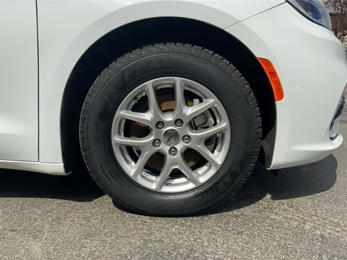 Used 2023 Chrysler Pacifica Touring-L image 25