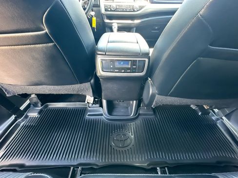Used 2018 Toyota Highlander Plus w/ Protection Package #3 AWD/4WD image 31