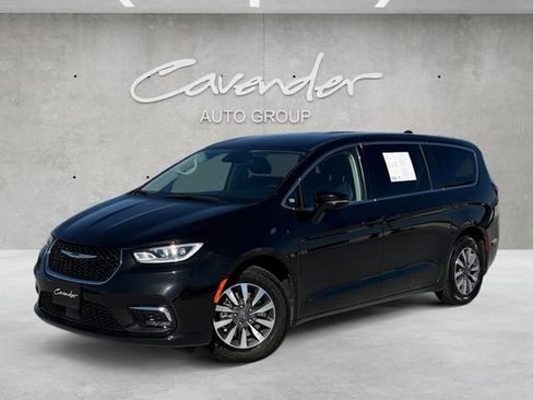 Used 2024 Chrysler Pacifica Select image 1