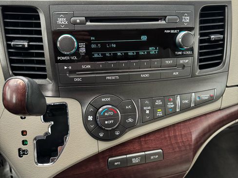 Used 2014 Toyota Sienna XLE image 18