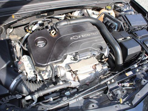 Used 2017 Chevrolet Malibu LT image 25