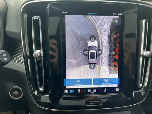 Used 2025 Volvo XC40 B5 Plus image 25