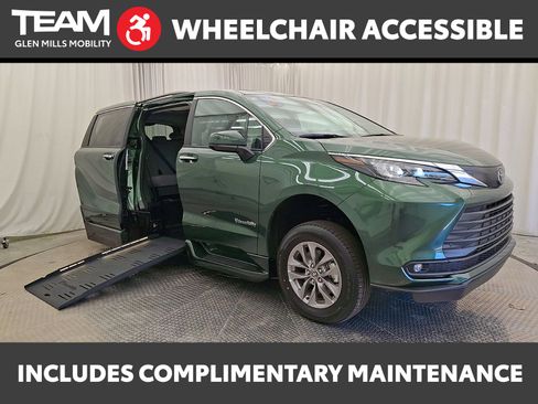 Used 2026 Toyota Sienna XLE FWD image 1