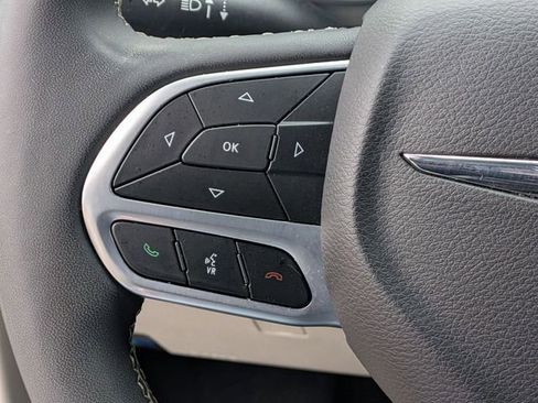 Used 2024 Chrysler Pacifica Touring-L FWD image 19