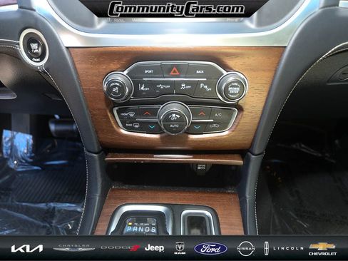 Used 2015 Chrysler 300 C Platinum w/ Harman/Kardon Audio Group image 18