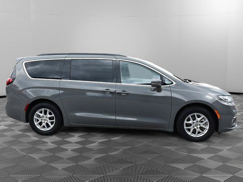Used 2022 Chrysler Pacifica Touring-L FWD image 9