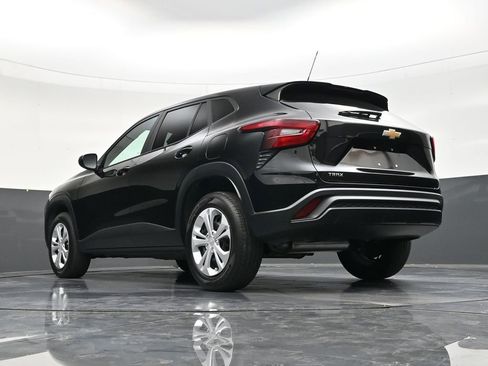Used 2025 Chevrolet Trax LS image 23