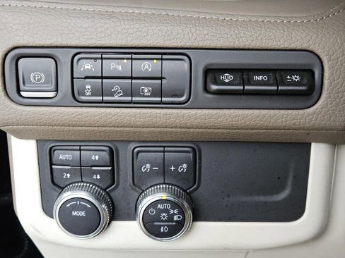 Used 2023 GMC Yukon Denali image 15