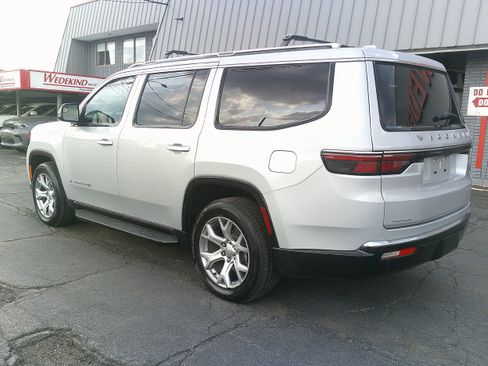 Used 2023 Jeep Wagoneer 4WD image 9