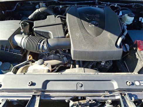 Used 2018 Toyota Tacoma TRD Sport image 27