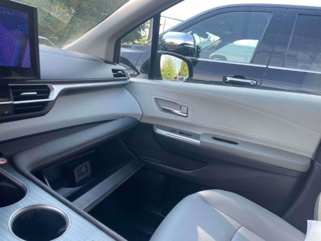 Certified 2025 Toyota Sienna XLE FWD image 28