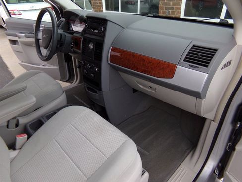Used 2008 Chrysler Town & Country Touring FWD image 25