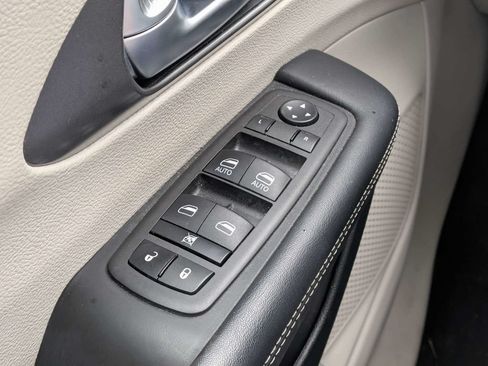 Used 2023 Chrysler Pacifica Touring-L FWD image 23