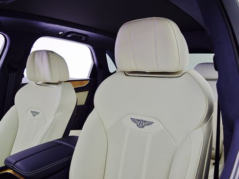 New 2025 Bentley Bentayga Plug-In Hybrid image 28