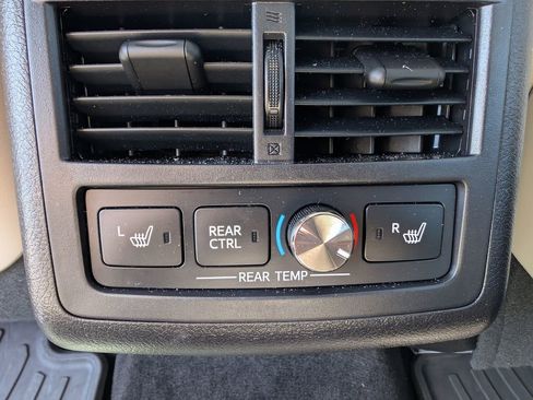 Used 2014 Toyota Avalon Limited FWD image 21