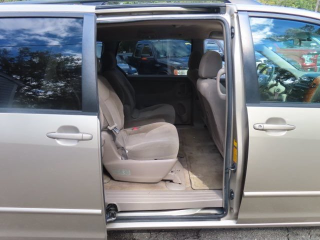 Used 2005 Toyota Sienna XLE w/ XLE Pkg 3 FWD image 9