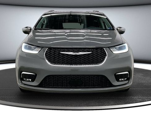 Used 2023 Chrysler Pacifica Limited FWD image 2