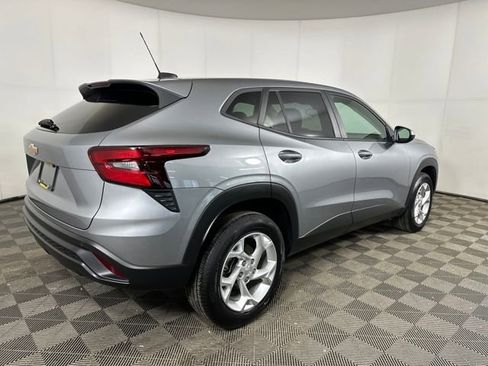 Used 2024 Chevrolet Trax LS w/ LS Convenience Package image 3