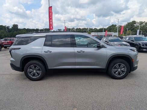 Used 2025 Chevrolet Traverse LT AWD/4WD image 2