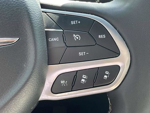 Certified 2025 Chrysler Pacifica Select FWD image 28