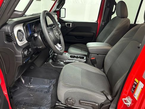 Used 2025 Jeep Wrangler Unlimited Sahara w/ Safety Group AWD/4WD image 12