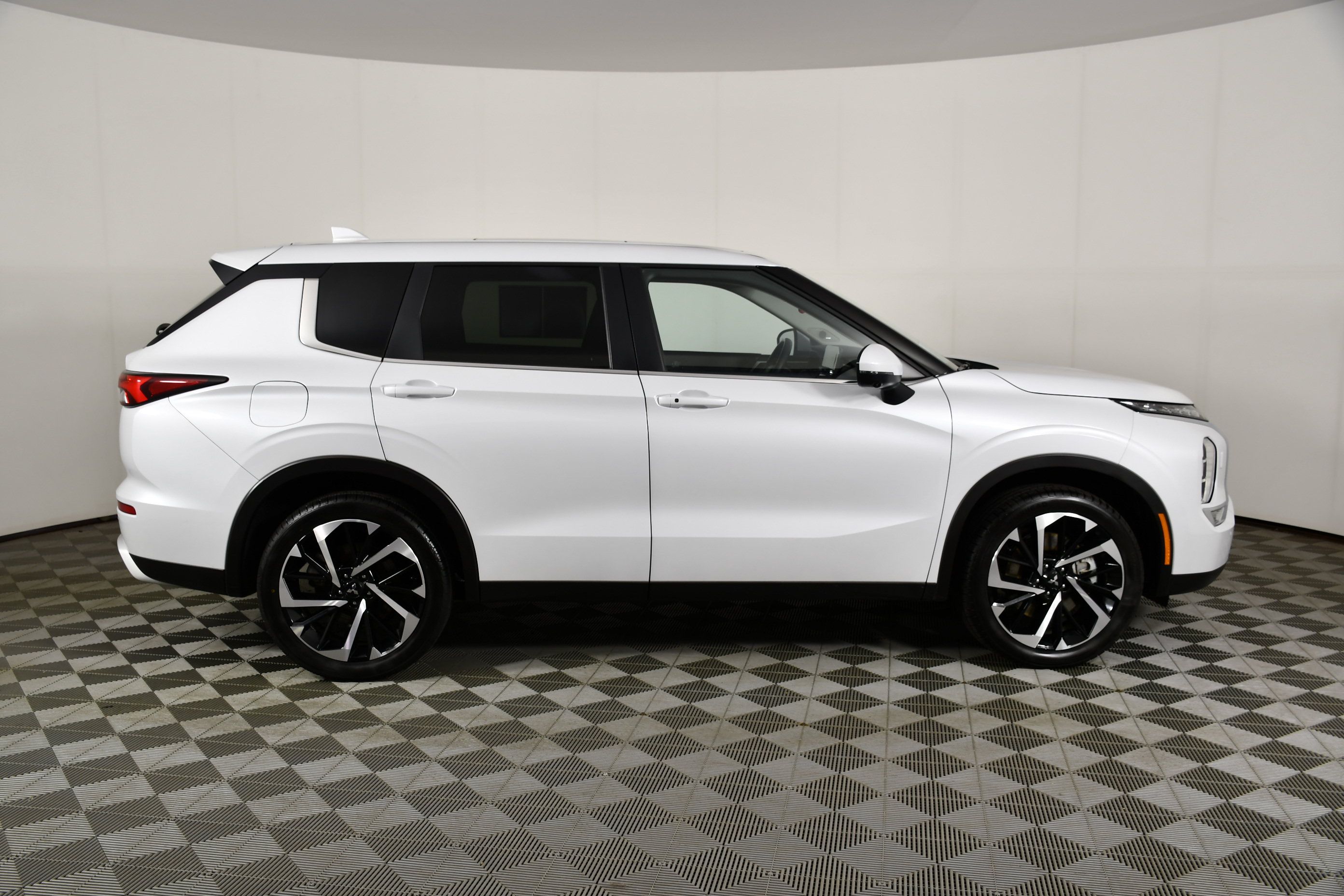 Used 2024 Mitsubishi Outlander SE AWD/4WD image 5