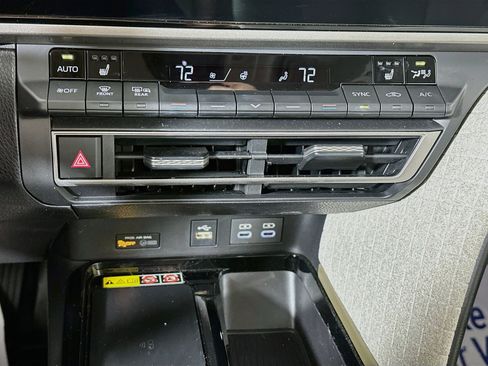 Used 2026 Toyota Camry XLE AWD/4WD image 16