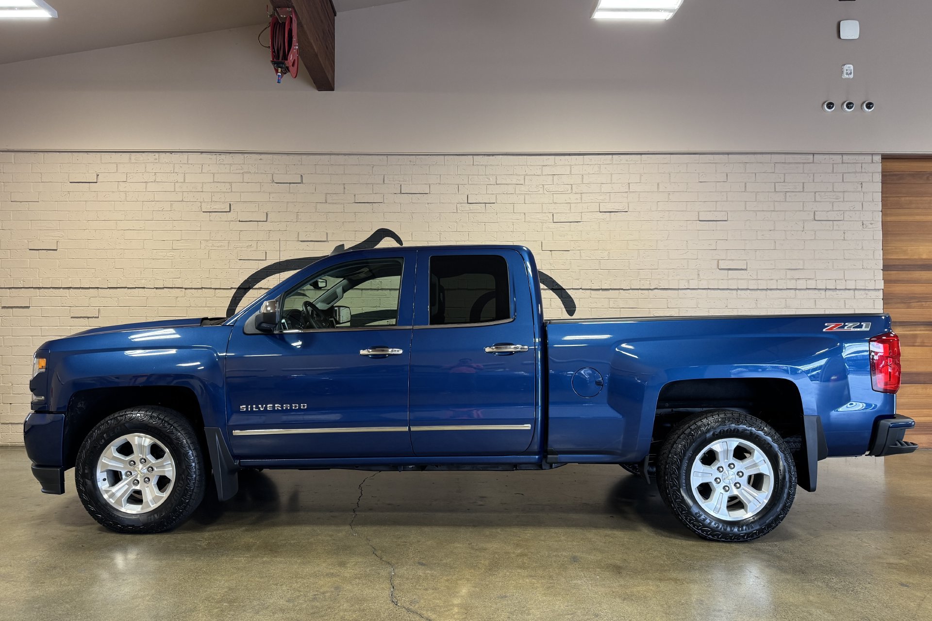 Used 2017 Chevrolet Silverado 1500 LTZ Z71 w/ LTZ Plus Package AWD/4WD image 8