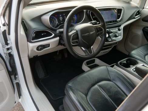 Used 2022 Chrysler Pacifica Touring-L FWD image 19