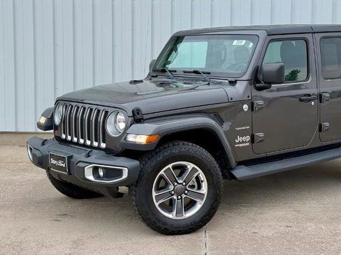 Used 2018 Jeep Wrangler Unlimited Sahara AWD/4WD image 2