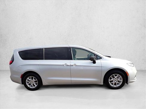 Used 2024 Chrysler Pacifica Touring-L FWD image 5