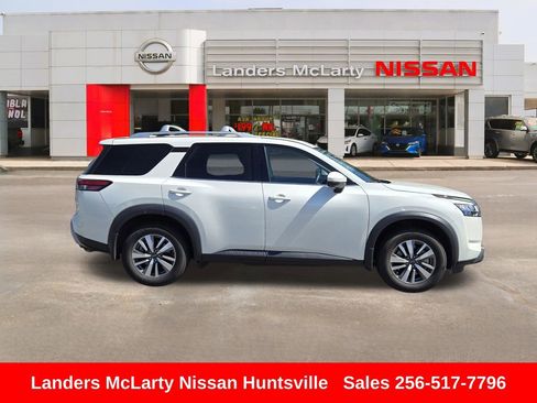 Used 2022 Nissan Pathfinder SL FWD image 2