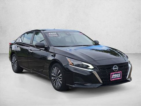 Used 2025 Nissan Altima 2.5 SV FWD image 3