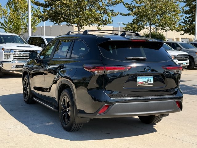 Used 2024 Toyota Highlander XLE FWD image 4