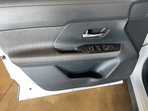 Used 2025 Nissan Kicks SV AWD/4WD image 9