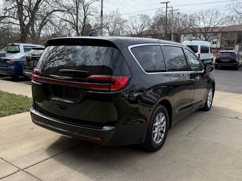 Used 2024 Chrysler Pacifica Touring-L image 7