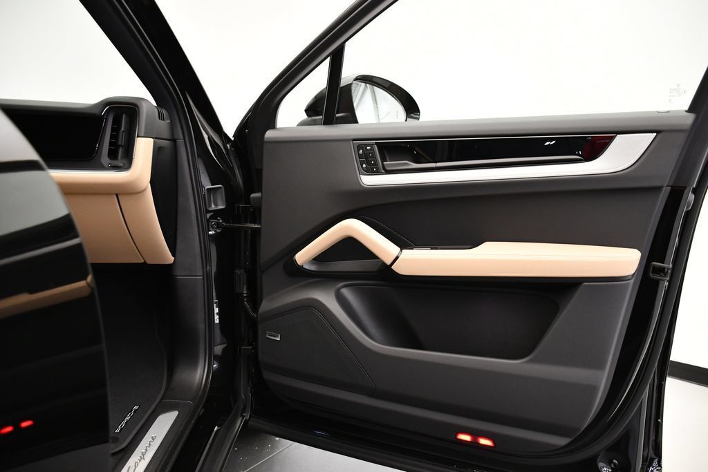Certified 2025 Porsche Cayenne E-Hybrid Coupe AWD/4WD image 49