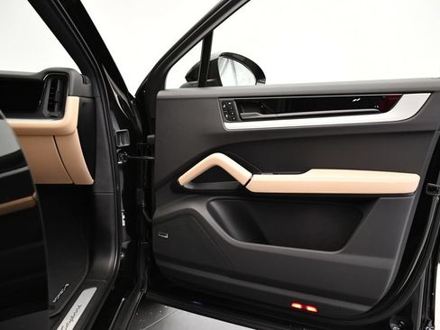 Certified 2025 Porsche Cayenne E-Hybrid Coupe AWD/4WD image 49