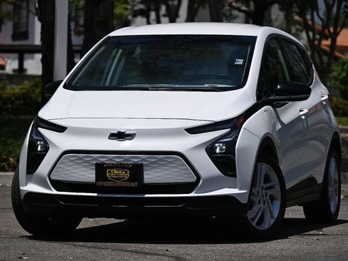 Used 2023 Chevrolet Bolt LT FWD image 1