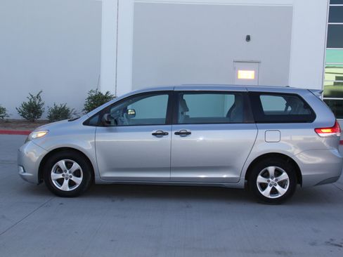 Used 2014 Toyota Sienna L image 8