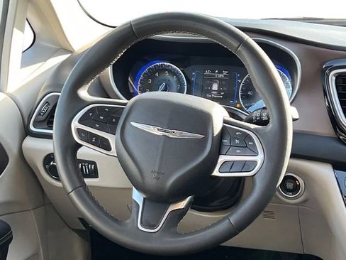 Used 2022 Chrysler Voyager LX FWD image 15