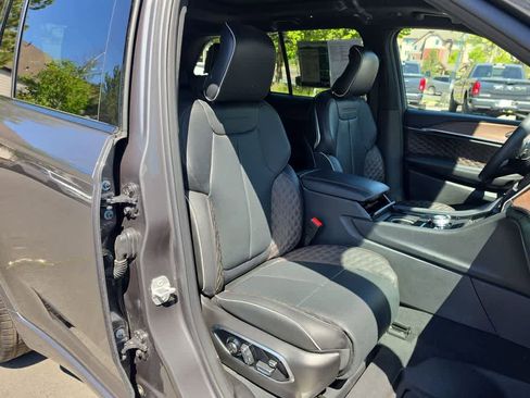 Used 2025 Jeep Grand Cherokee Summit w/ Obsidian Package AWD/4WD image 25