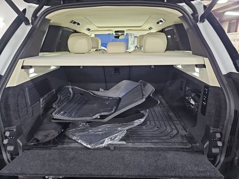 Used 2025 Land Rover Range Rover SE image 14