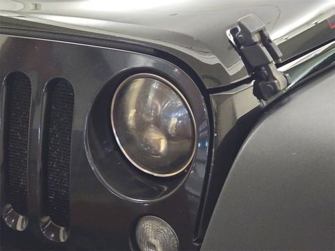 Used 2015 Jeep Wrangler Unlimited Rubicon image 32