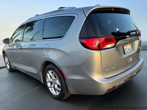 Used 2019 Chrysler Pacifica Limited image 3