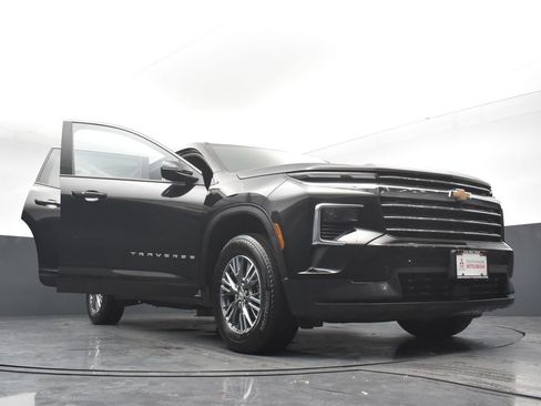 Used 2024 Chevrolet Traverse LT FWD image 34