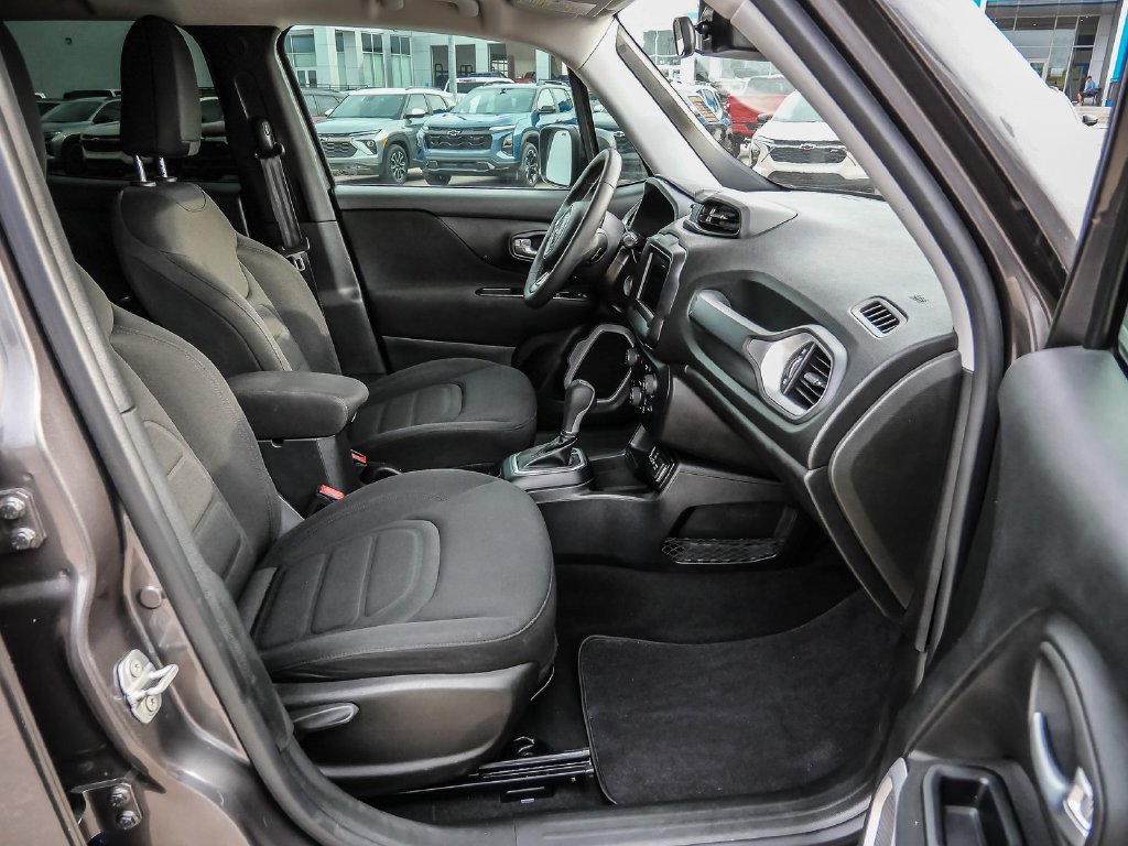 Used 2018 Jeep Renegade Latitude FWD image 13