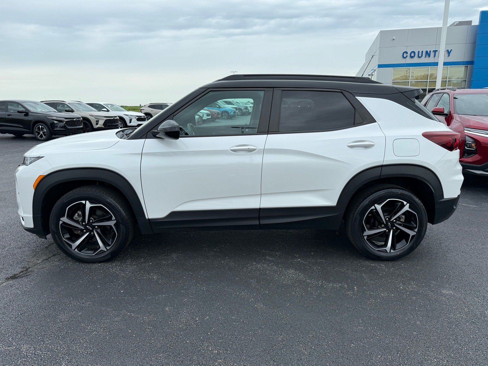 Used 2021 Chevrolet TrailBlazer RS w/ Sun and Liftgate Package AWD/4WD image 2
